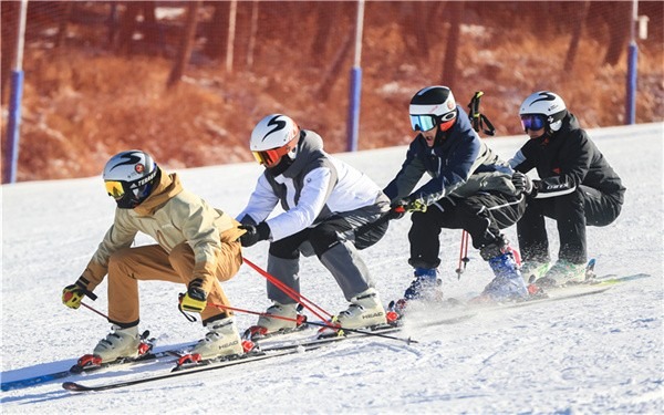 滑雪爱好者在万龙滑雪场体验滑雪乐趣
