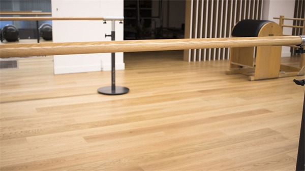 软木地板光泽度的要求和检测方法